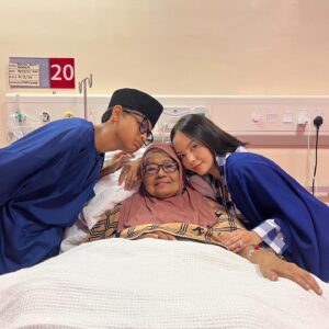Emelda Rosemila Instagram - My kind of Raya.☺️

Tiada tempat yg lebih bermakna selain berada dibawah ketiak ibu dan suami hehe.😄

Pertama kali mel beraya dihospital tahun ini. Bersyukur sgt masih lagi berpeluang sambut raya dgn Mama. Doakan mama mel sembuh sepenuhnya ya.🙏🏼

Selamat Hari Raya Aidilfitri semua. Maaf Zahir dan Batin.💙
Kesalahan korang semua mel dah ampunkan heehee.😘

 Raya,2024.