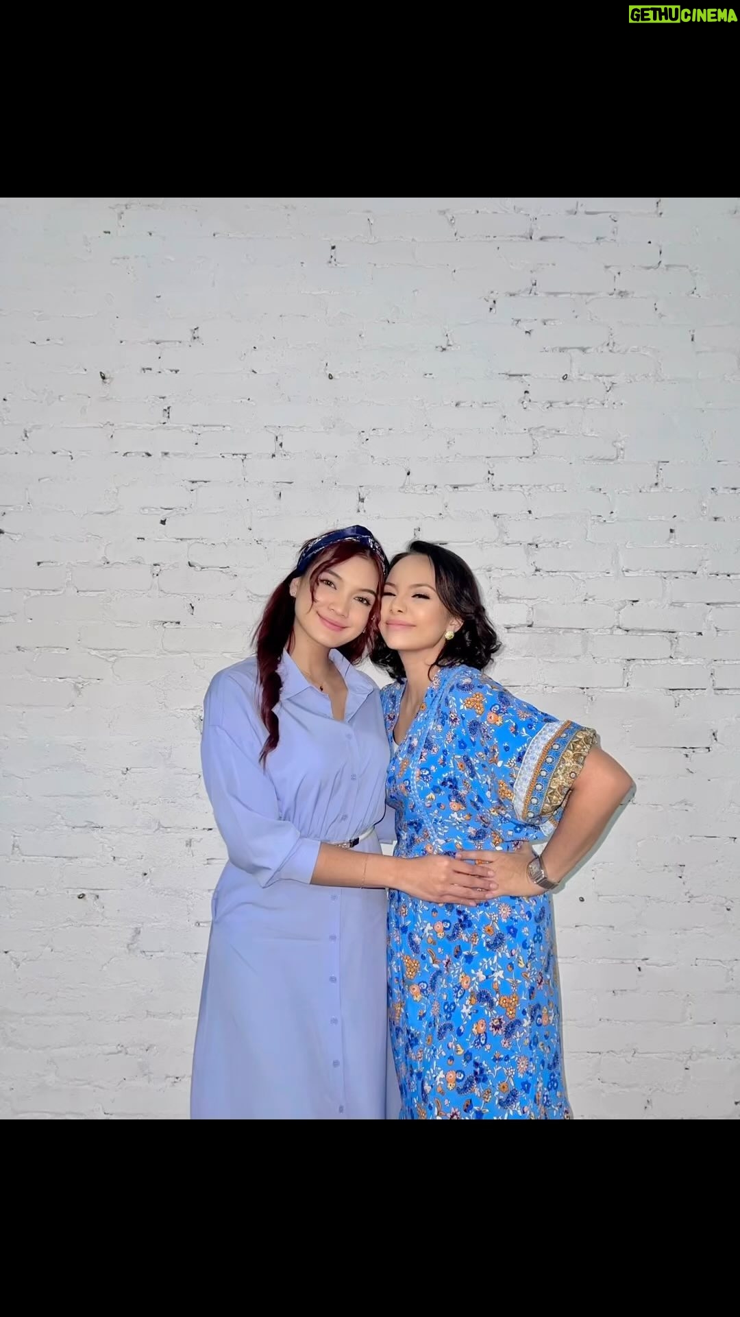 Emelda Rosemila Instagram - Geng gaduh ai heeheeee! @alyimn π Dah nak masuk episode akhir Anggun Mikayla. Ai tazzabar nak tgk Marathon kat ViU. π Setiap Khamis-Sabtu | 12PM | First On Viu @viumalaysia #anggunmikayla #viupresents