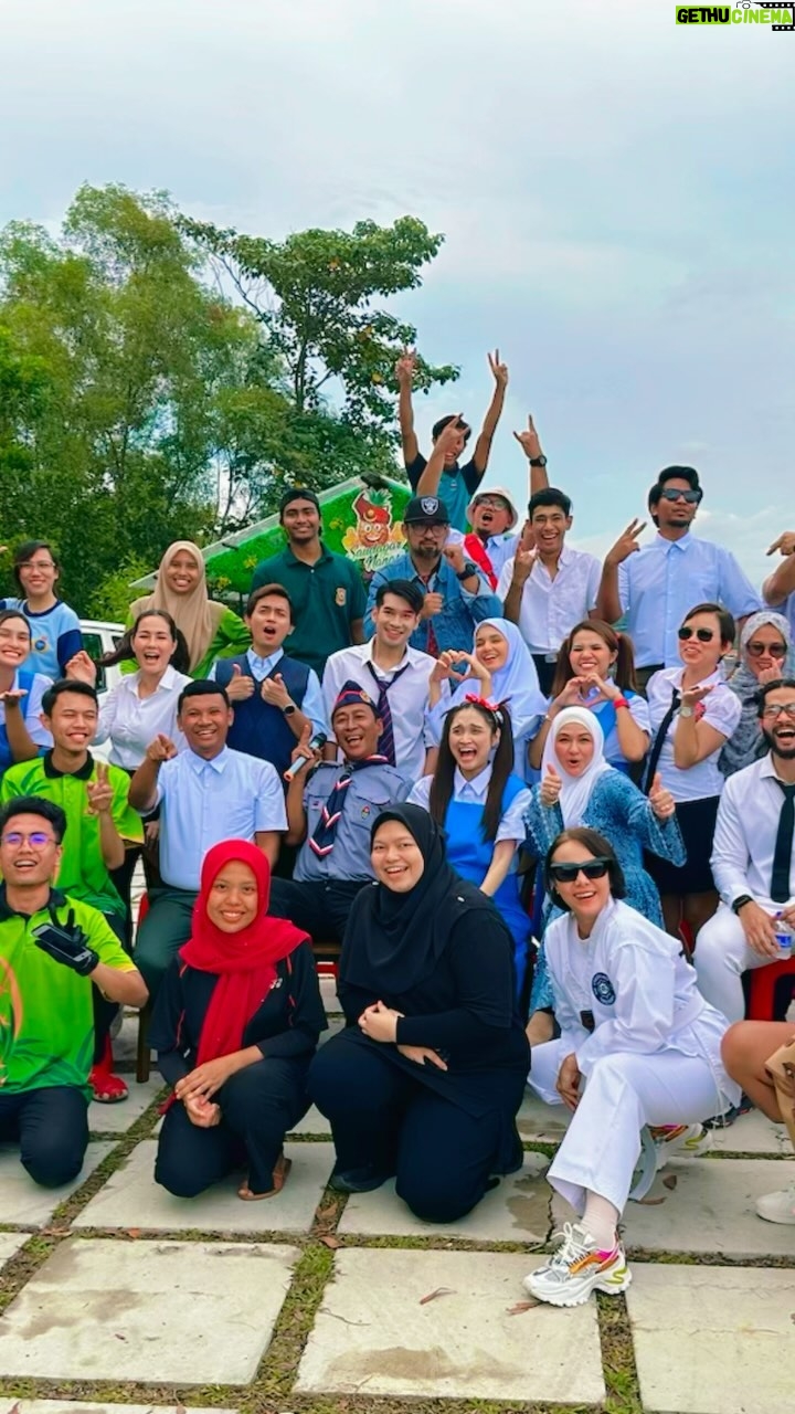 Emelda Rosemila Instagram - Wrap partay Bukan Cinta Sempurna with my amazing team! Aku merindui kamuuuuu! Muah muah!🩵🫰🏻🩵 @aliaramly @kimihabib @mpsegambut Produced by @globalstationsb Theme : Back to school🤩 Byk sgt nak tag yg lain hehehe! Lebiuu!⭐️🩵💫 #bukancintasempurna2023