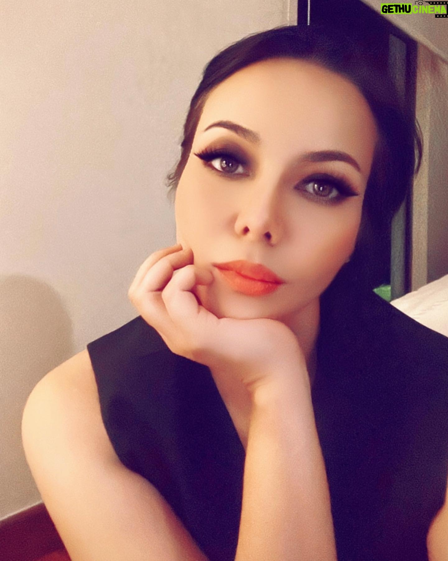 Emelda Rosemila Instagram - Sebab boleh.😁