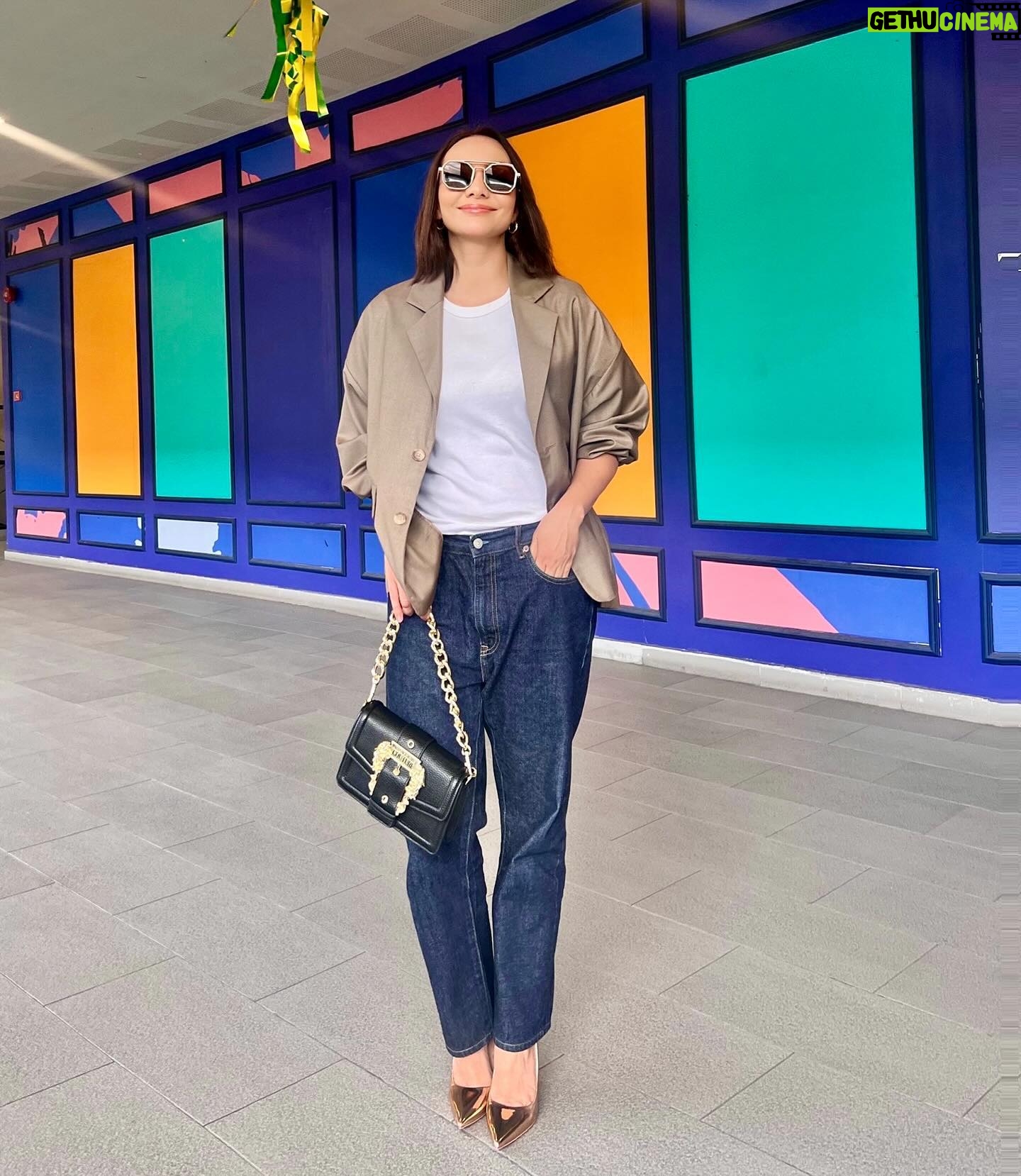 Emelda Rosemila Instagram - Photo dump : on todays episode.๐ In Husbands Jeans๐. Fefelin jap, asyik kusut and nangis je kan. Kasi chan la.๐ Sunglass tu dari @emeldarosekl . Masih available, cuma boss dia busy sikit lately nih๐