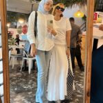 Emelda Rosemila Instagram – Long overdue lunch and coffee with my beloved @husnamustaffa @rjhelmy . Lepas winduuu!😄♥️😄

Thank you belanja ai yey!🐰

#teamladang🌻