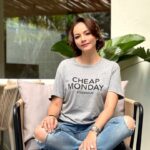 Emelda Rosemila Instagram - No more Monday blues .. 🌻🩵