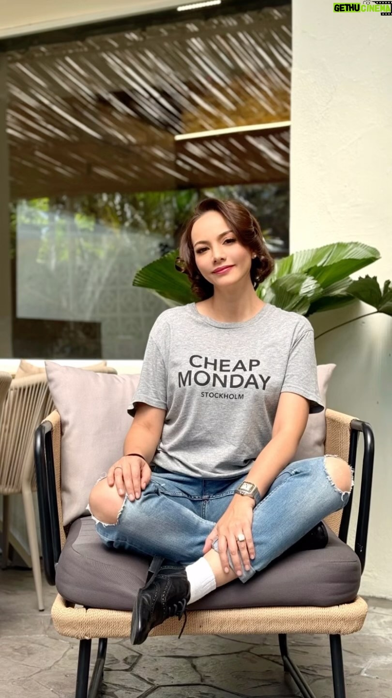 Emelda Rosemila Instagram - No more Monday blues .. 🌻🩵