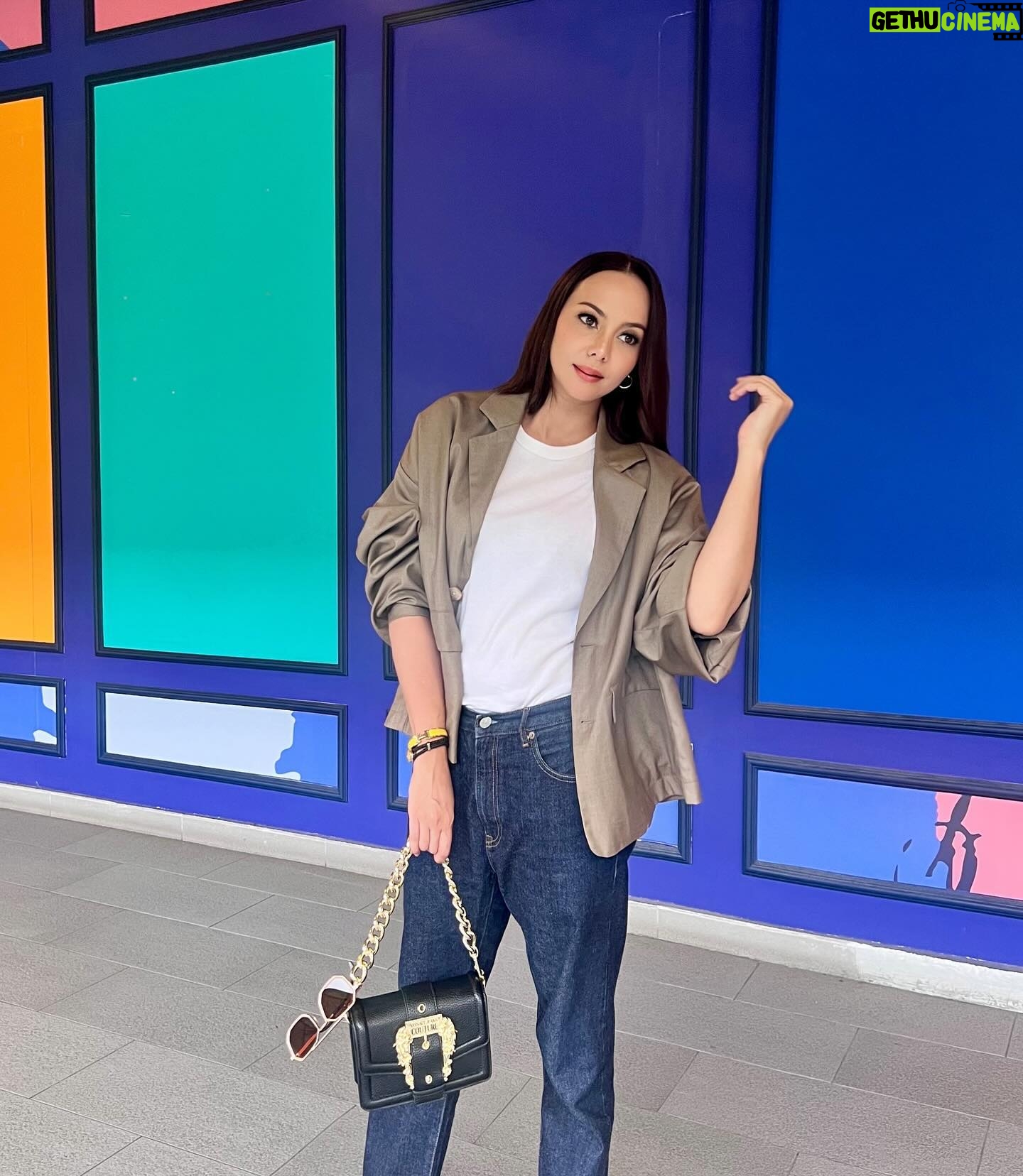 Emelda Rosemila Instagram - Photo dump : on todays episode.๐ In Husbands Jeans๐. Fefelin jap, asyik kusut and nangis je kan. Kasi chan la.๐ Sunglass tu dari @emeldarosekl . Masih available, cuma boss dia busy sikit lately nih๐
