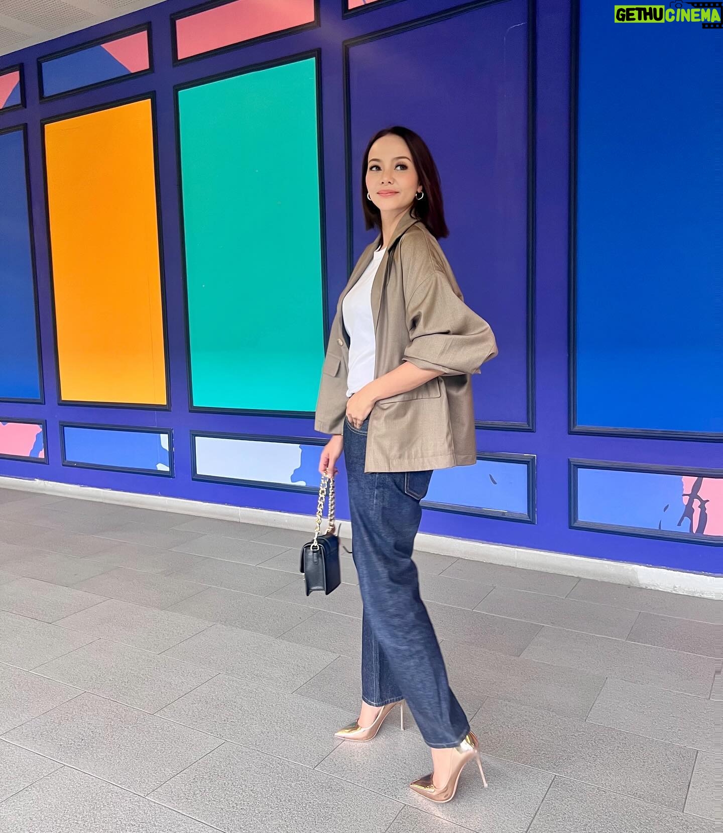 Emelda Rosemila Instagram - Photo dump : on todays episode.๐ In Husbands Jeans๐. Fefelin jap, asyik kusut and nangis je kan. Kasi chan la.๐ Sunglass tu dari @emeldarosekl . Masih available, cuma boss dia busy sikit lately nih๐