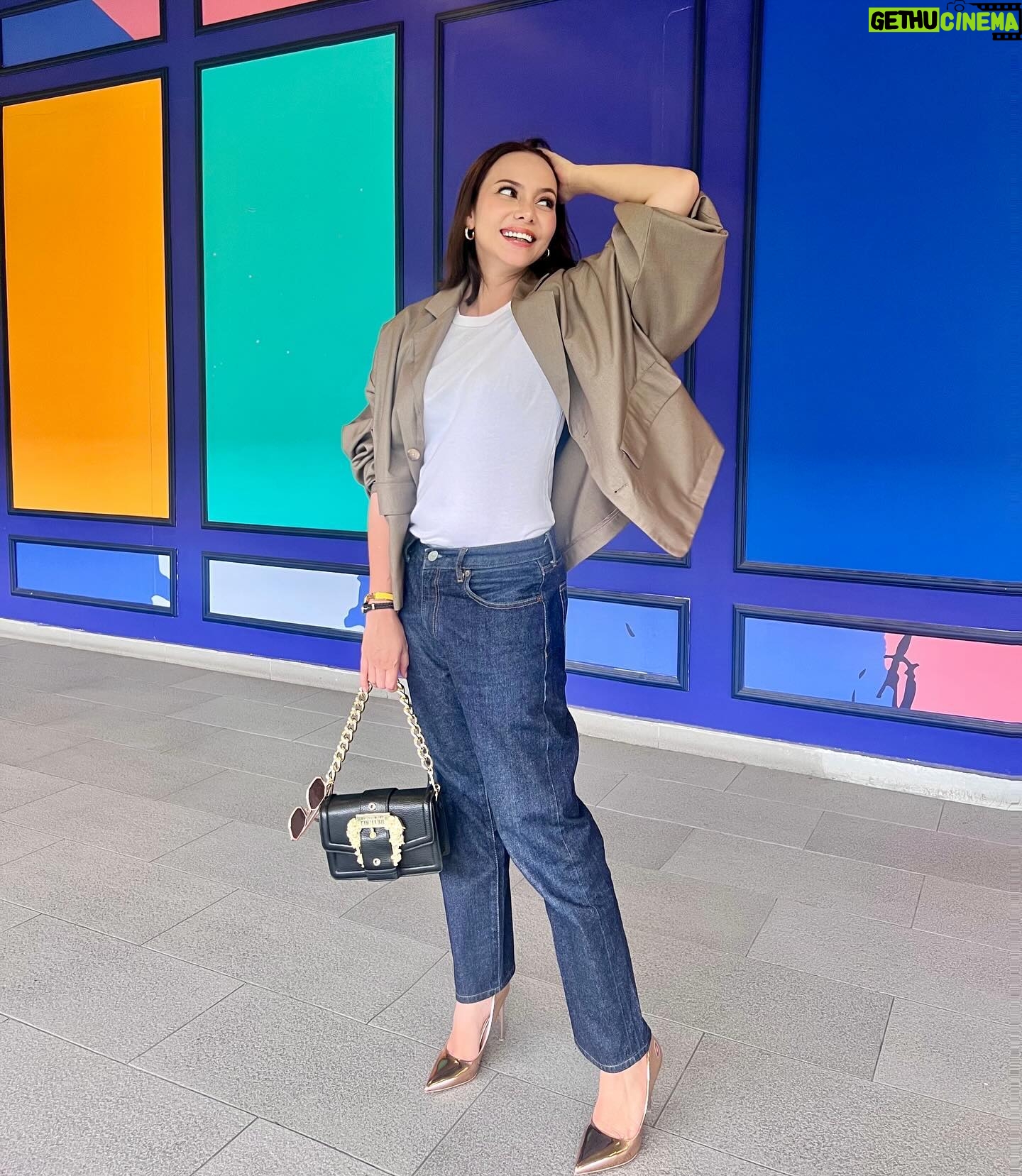 Emelda Rosemila Instagram - Photo dump : on todays episode.๐ In Husbands Jeans๐. Fefelin jap, asyik kusut and nangis je kan. Kasi chan la.๐ Sunglass tu dari @emeldarosekl . Masih available, cuma boss dia busy sikit lately nih๐