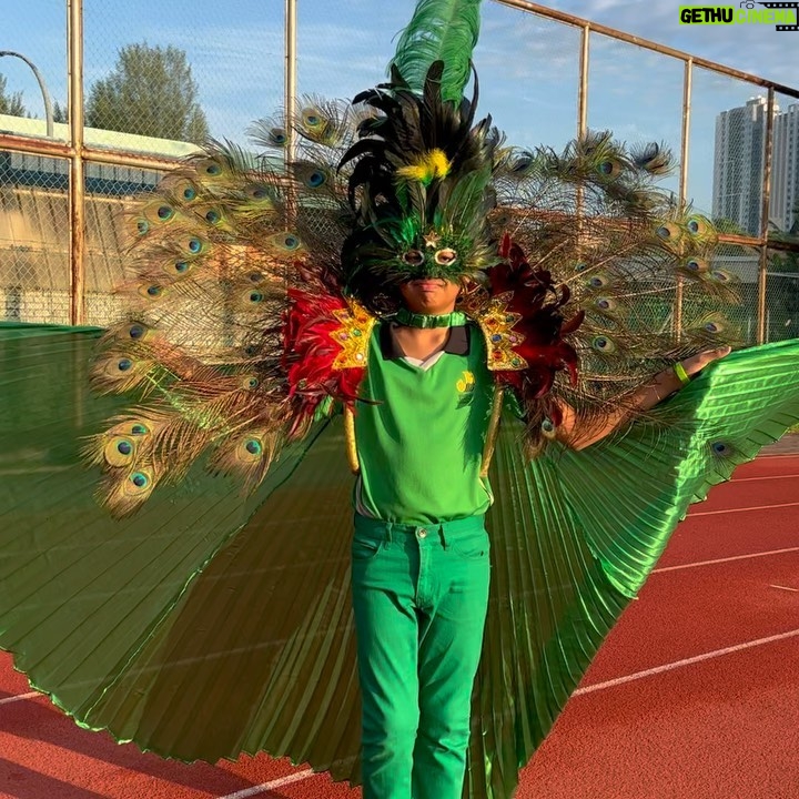 Emelda Rosemila - 1.7K Likes - Cheering for Edra smlm kat sukan sekolah. Edra jadi mascot team Temenggung. Busy mum carik bulu merak everywhere. Nasib baik ada uncle pejoy @pejoyyahaya yg selalu pantas bila bab2 wardrobe & costume nih😂. Tq uncle Pejoy.🫰🏻
Daddy habis shoot 5am, so tak dpt la join tgk anak peacock dia marching hehe. Mummy sorg jer laa yg cheering, sokay sokay, i always enjoy my own company😄.
So proud of my peacock. Congrats Edra! @edrarafaeladlin U did great!💚
19.8.23