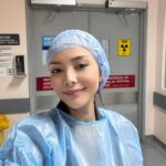 Emelda Rosemila Instagram - Doktor kesayangan ramai hehe. 3 cita2 dulu nak jadi Doktor, Peguam dgn Pelukis, tiga2 tak kesampaian. Tgk lipas pun takut mcmana nak jadi Doktor.😂 Pelukis jer tercapai, itu pun lukis sendiri, belum tentu ada org nak beli😄. Mungkin 20 tahun akan dtg lukisan ai jadi mahai hehe. Hidup mel sekarang nih keluar masuk hospital jaga mama banyak benda mel belajar, jumpa dgn ramai org yg baik2. Tgk kerja doktor2 and nurses kerja sehabis baik jaga org sakit. Besar tanggungjawab dorang. Thank you jaga mama mel mcm family. Pesakit2 pun dah jadi kawan, ai dah jadi mcm YB melawat katil ke katil borak dgn pesakit dengar cerita2 dorang, bagi semangat dgn kata2 positif buat dorg happy sikit. Dari yg muda sampailaa ke tua tak kira bangsa. Terbit rasa insaf dalam diri betapa pentingnya kesihatan diutamakan.. Bila dah sakit mcm2 nak buat utk sihat. Bila sihat lupa daratan.😄 Oh well semua dgn bahagian masing2. Yg jaga kesihatan bagai nak giler pun sakit jugak. Sangat tricky psl bab nih. Dugaan dan cabaran kita berlainan. Tapi menjaga kesihatan itu satu ibadah, jagala sehabis baik. Mel bersyukur Allah swt permudahkan urusan mama mel. Orang yg baik Allah akan selalu bantu. Alhamdulillah. Mel observe setiap perincian perjalanan menjaga org tua yg sakit. Sentiasa semak diri kita, sabar kita, layanan, adab, kasih dan sayang kita terhadap org tua. Adakah kita dah berikan yg paling terbaik? Mel selalu rasa apa yg mel dah buat jauh dari setimpal dgn apa yg mama dah korban membesarkan mel. Memang Allah Taala jugalah yg selayaknya memberikan segala rahmatNYA atas kebajkan tersebut. Walau sekecil manapun kebaikan yg kita buat, mel percaya mata seorang ibu akan memandang, lagikan pulak Allah Taala. Buatla ibu kita tersenyum, nescaya Allah akan senyum pada kita. Ada ramai diantarakan kita tidak berpeluang merebut janji2 Allah dgn kesempatan ini. Jika ada, lakukan sehabis baik, niat kerana Allah. Inilah putaran kehidupan, satu hari nanti kita akan berada ditempat mereka. Renung renungkan lah ecehhh.. tiberhh panjang lebar pulak. Lastly, I love my mother so much.♥️ Doakan Mama mel sembuh sepenuhnya ya.🙏🏼 Hospitallife day42. April,2024