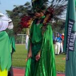 Emelda Rosemila Instagram – Cheering for Edra smlm kat sukan sekolah. Edra jadi mascot team Temenggung. Busy mum carik bulu merak everywhere. Nasib baik ada uncle pejoy @pejoyyahaya yg selalu pantas bila bab2 wardrobe & costume nih😂. Tq uncle Pejoy.🫰🏻

Daddy habis shoot 5am, so tak dpt la join tgk anak peacock dia marching hehe. Mummy sorg jer laa yg cheering, sokay sokay, i always enjoy my own company😄. 

So proud of my peacock. Congrats Edra! @edrarafaeladlin U did great!💚

19.8.23