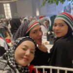 Emelda Rosemila Instagram - Cantik2 semua sahabat2 ku, MasyaALLAH, Hajahh!☺️😄 Thank You DatinSri @umieaida9 jemput kitaorg smua diMajlis Perjuangan Palestine Semalam. Alhamdulillah ada jumlah derma yg terkumpul buat Palestine dan Dapat bersilaturahim dgn semua jemputan. Malangnya tak sempat nak ambik gamba dgn kakumie, sbb malas nak kacau busy nawww! Doakan terus utk Palestine 🇵🇸❤️🇵🇸 @lizaabdul @sherry_alhadad @catrionabrianross @nadia.brian @falaaaaaaa_ @afifaanuar @zulinaziz