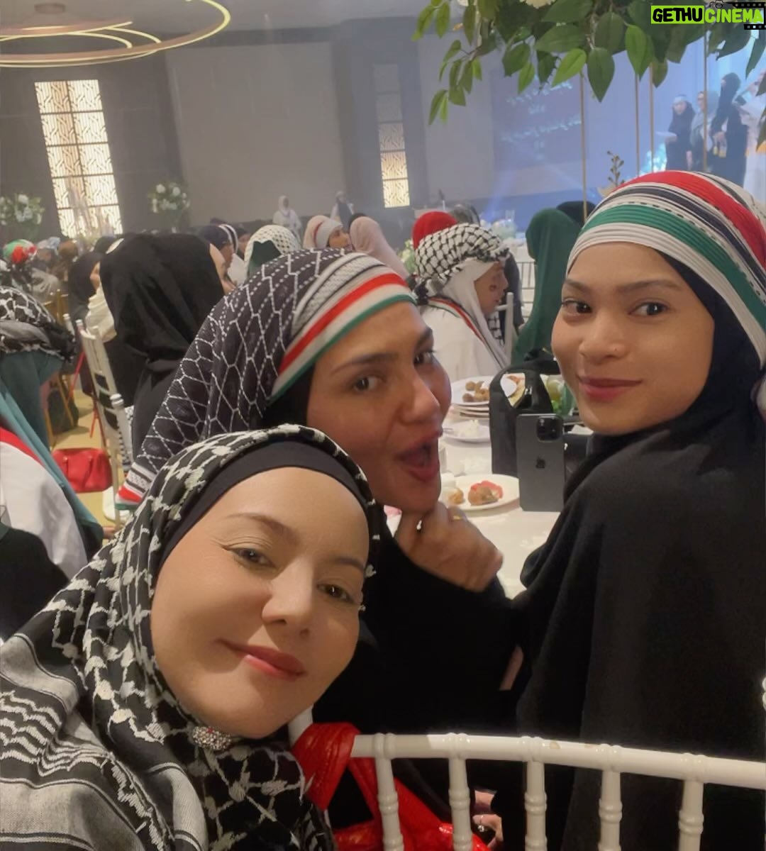Emelda Rosemila - 3.2K Likes - Cantik2 semua sahabat2 ku, MasyaALLAH, Hajahh!☺️😄
Thank You DatinSri @umieaida9 jemput kitaorg smua diMajlis Perjuangan Palestine Semalam. Alhamdulillah ada jumlah derma yg terkumpul buat Palestine dan Dapat bersilaturahim dgn semua jemputan. Malangnya tak sempat nak ambik gamba dgn kakumie, sbb malas nak kacau busy nawww!
Doakan terus utk Palestine
🇵🇸❤️🇵🇸
@lizaabdul @sherry_alhadad @catrionabrianross @nadia.brian @falaaaaaaa_ @afifaanuar @zulinaziz