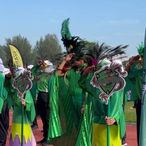 Emelda Rosemila Instagram - Cheering for Edra smlm kat sukan sekolah. Edra jadi mascot team Temenggung. Busy mum carik bulu merak everywhere. Nasib baik ada uncle pejoy @pejoyyahaya yg selalu pantas bila bab2 wardrobe & costume nih😂. Tq uncle Pejoy.🫰🏻

Daddy habis shoot 5am, so tak dpt la join tgk anak peacock dia marching hehe. Mummy sorg jer laa yg cheering, sokay sokay, i always enjoy my own company😄. 

So proud of my peacock. Congrats Edra! @edrarafaeladlin U did great!💚

19.8.23