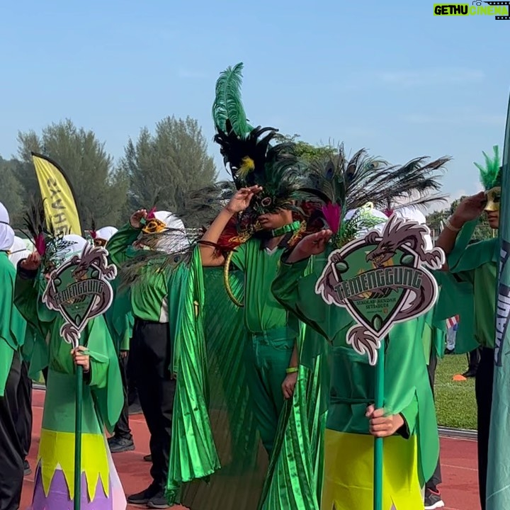 Emelda Rosemila - 1.7K Likes - Cheering for Edra smlm kat sukan sekolah. Edra jadi mascot team Temenggung. Busy mum carik bulu merak everywhere. Nasib baik ada uncle pejoy @pejoyyahaya yg selalu pantas bila bab2 wardrobe & costume nih😂. Tq uncle Pejoy.🫰🏻
Daddy habis shoot 5am, so tak dpt la join tgk anak peacock dia marching hehe. Mummy sorg jer laa yg cheering, sokay sokay, i always enjoy my own company😄.
So proud of my peacock. Congrats Edra! @edrarafaeladlin U did great!💚
19.8.23
