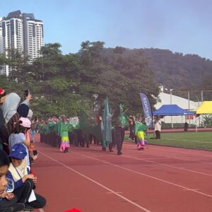 Emelda Rosemila Instagram - Cheering for Edra smlm kat sukan sekolah. Edra jadi mascot team Temenggung. Busy mum carik bulu merak everywhere. Nasib baik ada uncle pejoy @pejoyyahaya yg selalu pantas bila bab2 wardrobe & costume nih😂. Tq uncle Pejoy.🫰🏻

Daddy habis shoot 5am, so tak dpt la join tgk anak peacock dia marching hehe. Mummy sorg jer laa yg cheering, sokay sokay, i always enjoy my own company😄. 

So proud of my peacock. Congrats Edra! @edrarafaeladlin U did great!💚

19.8.23