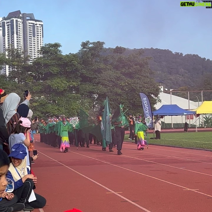 Emelda Rosemila - 1.7K Likes - Cheering for Edra smlm kat sukan sekolah. Edra jadi mascot team Temenggung. Busy mum carik bulu merak everywhere. Nasib baik ada uncle pejoy @pejoyyahaya yg selalu pantas bila bab2 wardrobe & costume nih😂. Tq uncle Pejoy.🫰🏻
Daddy habis shoot 5am, so tak dpt la join tgk anak peacock dia marching hehe. Mummy sorg jer laa yg cheering, sokay sokay, i always enjoy my own company😄.
So proud of my peacock. Congrats Edra! @edrarafaeladlin U did great!💚
19.8.23
