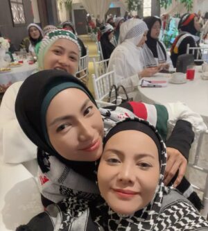 Emelda Rosemila Instagram - Cantik2 semua sahabat2 ku, MasyaALLAH, Hajahh!☺️😄

Thank You DatinSri @umieaida9 jemput kitaorg smua diMajlis Perjuangan Palestine Semalam. Alhamdulillah ada jumlah derma yg terkumpul buat Palestine dan Dapat bersilaturahim dgn semua jemputan. Malangnya tak sempat nak ambik gamba dgn kakumie, sbb malas nak kacau busy nawww!

Doakan terus utk Palestine 
🇵🇸❤️🇵🇸

@lizaabdul @sherry_alhadad @catrionabrianross @nadia.brian @falaaaaaaa_ @afifaanuar @zulinaziz