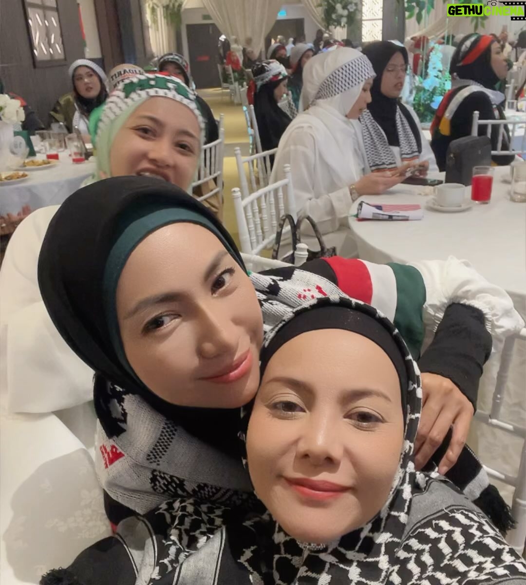 Emelda Rosemila - 3.2K Likes - Cantik2 semua sahabat2 ku, MasyaALLAH, Hajahh!☺️😄
Thank You DatinSri @umieaida9 jemput kitaorg smua diMajlis Perjuangan Palestine Semalam. Alhamdulillah ada jumlah derma yg terkumpul buat Palestine dan Dapat bersilaturahim dgn semua jemputan. Malangnya tak sempat nak ambik gamba dgn kakumie, sbb malas nak kacau busy nawww!
Doakan terus utk Palestine
🇵🇸❤️🇵🇸
@lizaabdul @sherry_alhadad @catrionabrianross @nadia.brian @falaaaaaaa_ @afifaanuar @zulinaziz