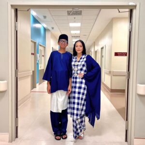Emelda Rosemila Instagram - Keluarga kecil Mel.💙

Baju Melayu the boys dari @kho.sae 😍
Kebaya Mel @bajukurungklasik_hc 😍

Raya2024