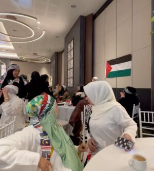 Emelda Rosemila Instagram - Cantik2 semua sahabat2 ku, MasyaALLAH, Hajahh!☺️😄

Thank You DatinSri @umieaida9 jemput kitaorg smua diMajlis Perjuangan Palestine Semalam. Alhamdulillah ada jumlah derma yg terkumpul buat Palestine dan Dapat bersilaturahim dgn semua jemputan. Malangnya tak sempat nak ambik gamba dgn kakumie, sbb malas nak kacau busy nawww!

Doakan terus utk Palestine 
🇵🇸❤️🇵🇸

@lizaabdul @sherry_alhadad @catrionabrianross @nadia.brian @falaaaaaaa_ @afifaanuar @zulinaziz