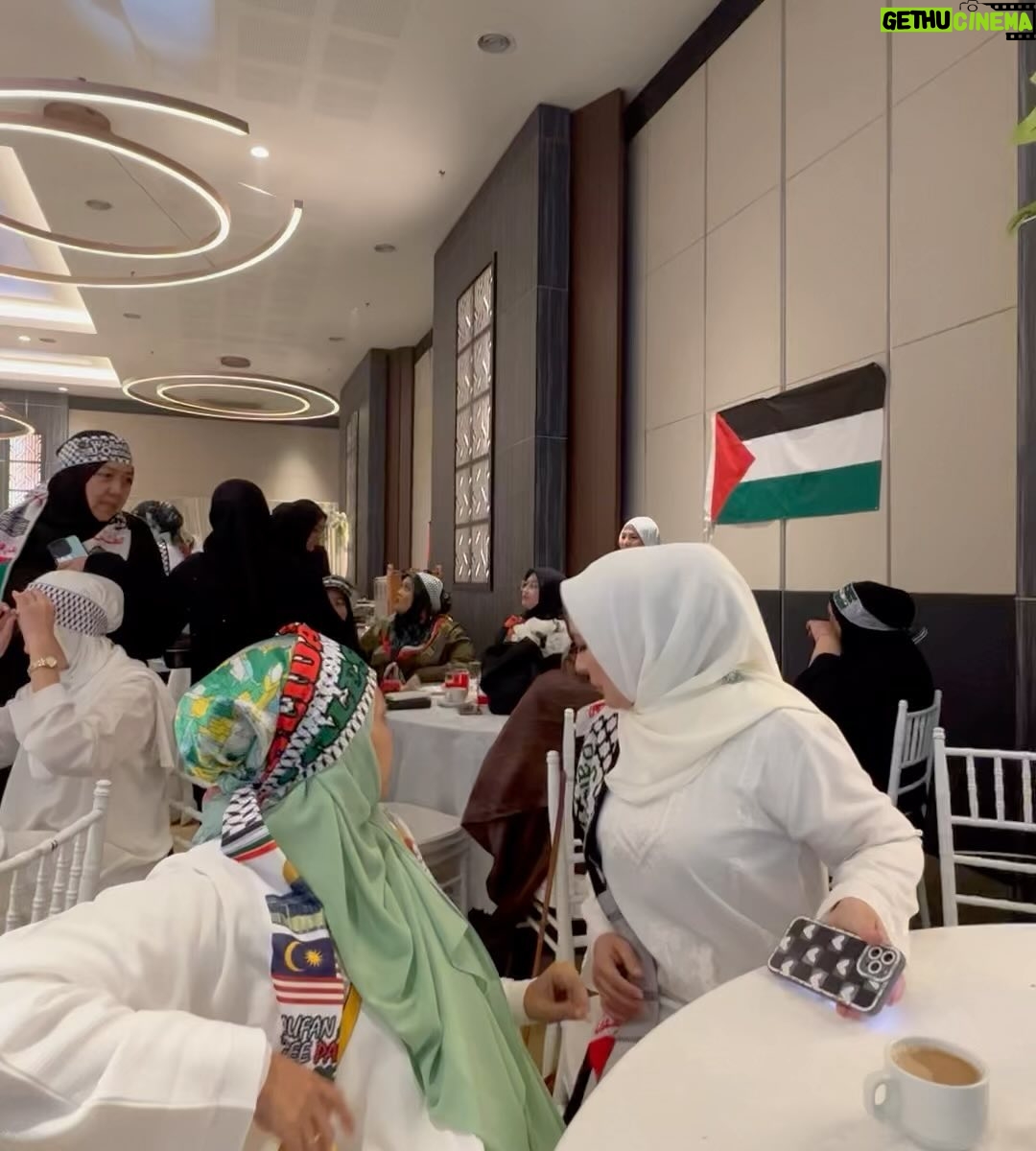 Emelda Rosemila - 3.2K Likes - Cantik2 semua sahabat2 ku, MasyaALLAH, Hajahh!☺️😄
Thank You DatinSri @umieaida9 jemput kitaorg smua diMajlis Perjuangan Palestine Semalam. Alhamdulillah ada jumlah derma yg terkumpul buat Palestine dan Dapat bersilaturahim dgn semua jemputan. Malangnya tak sempat nak ambik gamba dgn kakumie, sbb malas nak kacau busy nawww!
Doakan terus utk Palestine
🇵🇸❤️🇵🇸
@lizaabdul @sherry_alhadad @catrionabrianross @nadia.brian @falaaaaaaa_ @afifaanuar @zulinaziz