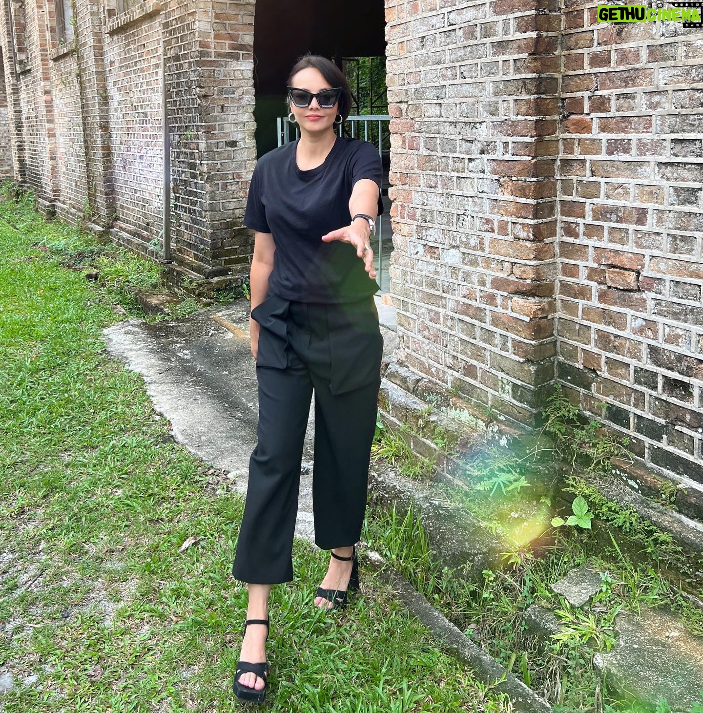 Emelda Rosemila Instagram - 5 Keys to Happiness😊 1. Live in the moment 2. It's better to be loving than to be right 3. Be a spectator to your own thoughts, especially when you become emotional 4. Be grateful for at least one thing every day 5. Help others every chance you get 😉🩵