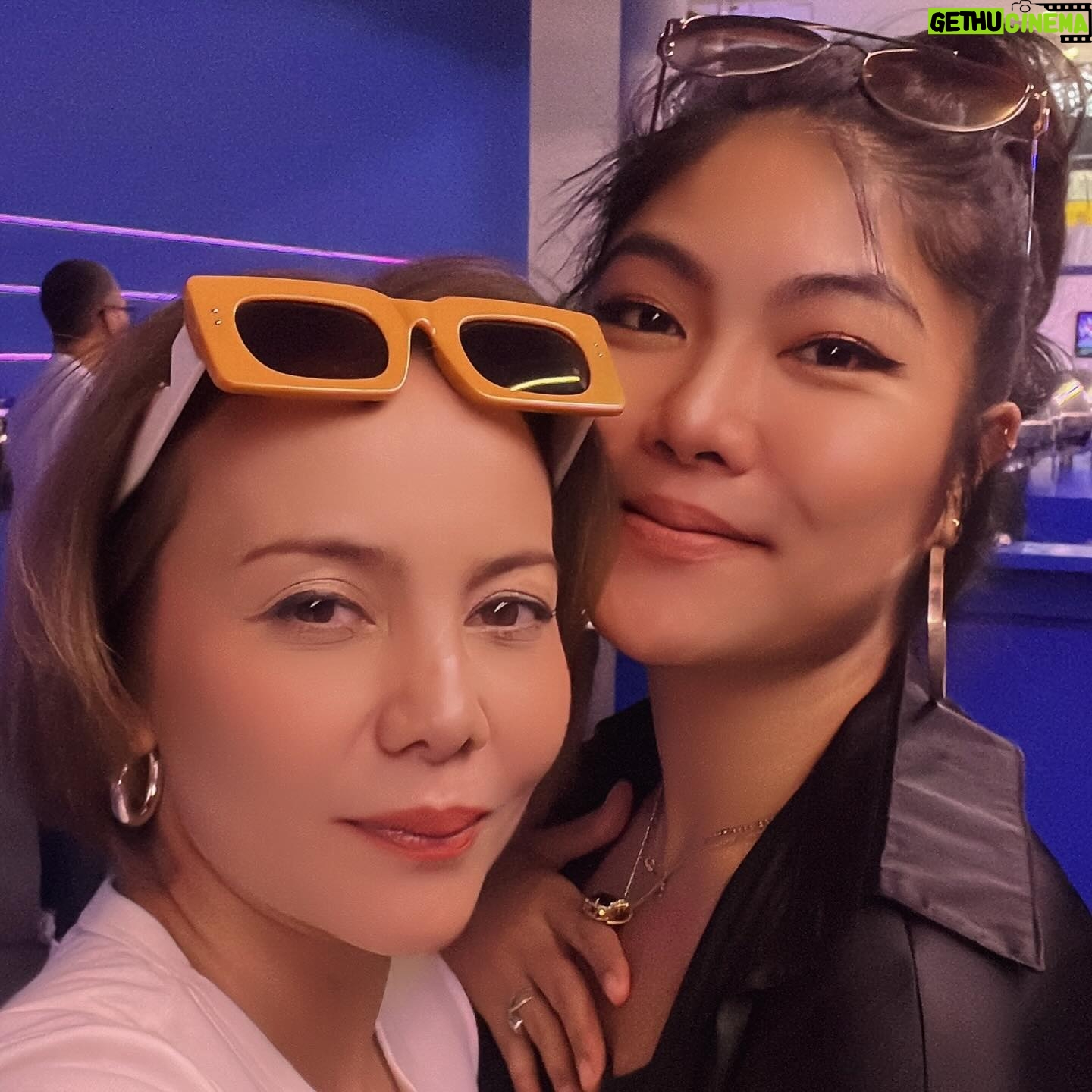 Emelda Rosemila Instagram - Celebrating 10on10 Anniversary With Gusti Putri Ajeng Retno Dumilah☺️. Thank you for having us and Happy 25th wedding anniversary too Sisthur! May Allah Swt continue to shower u with abundant blessings @tiarajacquelina 🩵🌸🩵🌸 Good to see u too Rozana. Tak jumpa ig heheh.🌻