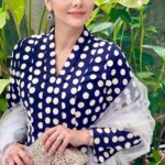 Emelda Rosemila Instagram - Masih mood beraya lagi ke tu?😁 Mel masih berkebaya klasik hehe. Banyak baju raya mel belum dapat pakai lagi sbb tahun ini mel menjaga mama dkt hospital. Nie baru tenang2 sikit boleh beraya & ke undangan perkahwinan kawan2, tapi lepas tu tetap sambung check in hospital balik.😄 Hari ini Mel dapat pakai @bajukurungklasik_hc . mel suka sangat. Design cantik, selesa, rasa cam nak pakai hari2, jarang la org tak tegur, “ beli dkt mana baju nih mel?” 😁 Beli dekat @bajukurungklasik_hc 😉