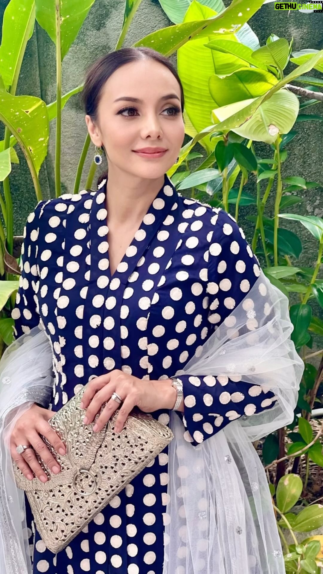 Emelda Rosemila Instagram - Masih mood beraya lagi ke tu?😁 Mel masih berkebaya klasik hehe. Banyak baju raya mel belum dapat pakai lagi sbb tahun ini mel menjaga mama dkt hospital. Nie baru tenang2 sikit boleh beraya & ke undangan perkahwinan kawan2, tapi lepas tu tetap sambung check in hospital balik.😄 Hari ini Mel dapat pakai @bajukurungklasik_hc . mel suka sangat. Design cantik, selesa, rasa cam nak pakai hari2, jarang la org tak tegur, “ beli dkt mana baju nih mel?” 😁 Beli dekat @bajukurungklasik_hc 😉