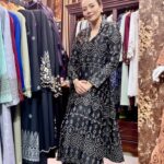Emelda Rosemila Instagram - Kalau raya Mel mmg suka baju yg simple2,tak suka fancy2 sgt, suka yg airy senang bergerak sana sini ☺️ macam baju Kebaya, kurung, kedah. Memang suka yg klasik2. @bajukurungklasik_hc mmg sudah terkenal dgn koleksi baju2 klasik. Potongan dia cantik, material dia berkualiti tak panas, corak kain unik, jahitan dia sangat2 kemas. No kidding!♥️ so this year punya raya, semua baju2 Mel dari @bajukurungklasik_hc. Dah boleh shopping koleksi raya dah. Pening jugak nak pilih semua cantik2 sgt. Butik @bajukurungklasik_hc di KENANGA MALL selalu ramai kunjungan, so kalau x nak size habis, dapat gaji shopping baju raya cepat2 kay! Ini antara baju2 yg Mel pilih. Mana tahu raya tahun nih baju kita sama hehe!! Lovee sgt! ♥️♥️♥️ @bajukurungklasik_hc. Kenanga Mall. Tingkat 3A.😉 #justsharing