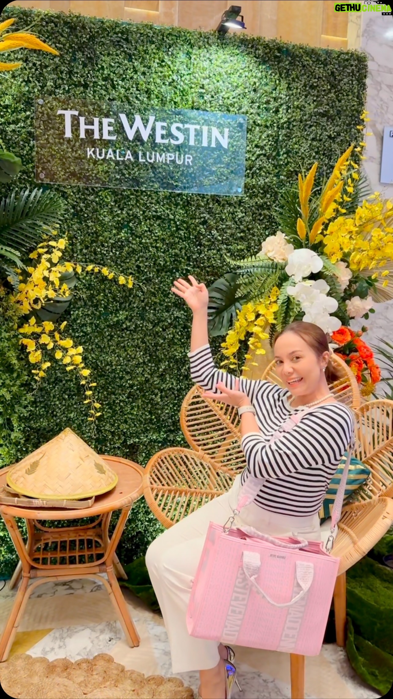 Emelda Rosemila Instagram - I loveeee buffet ramadhan.😄 Meriah especially berbuka dgn keluarga, pilih makan sama2, doa, solat sama2, pastu sambung makan and chill2 sampailah tutup. Every year, The westin KL jadi pilihan mel. Sebab makanan dia ofcosla sedap2 dimasak oleh chef 5bintang🤩, pastu selection makanan dia Oh My God!! Byk sgt choice sampai tak muat nak masuk video nih, sbb tu chill smpai tutup, sampai harinie teringat grill squid dia, simple tapi sedap sangat.😋 Thank you @thewestinkl, every year tidak menghampakan saya sekeluarga, ahh coffee tu pun sedap, ish.. semua sedap la. Fresh salad petik sendiri tuuu hmm pun teringat jugak!😍 Buffet Ramadhan | @thewestinkl 🩵🩵🩵