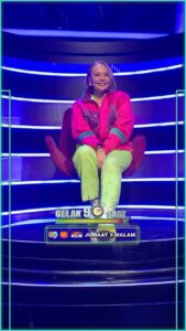 Emelda Rosemila Instagram - Round 2 @khiriah17 @iedamoin79 dapat target @emeldarosemila Saksikan #Gelak90saat setiap Jumaat 9 malam di Astro Warna & strim di Astro Go. Undi di gempak.com/gelak90saat (setiap Jumaat jam 9-10 malam) ASTRO BAHARU. TAK MACAM DULU. Alami pengalaman Astro Baharu dan strim #AllStarsGegarVaganza tanpa gangguan hujan dengan Astro Ultra Box. PEK PRIMARY Astro hanya dari RM59.99 RM41.99 ( POTONGAN 30% – tawaran terhad dengan langganan auto-debit). WhatsApp “GET ASTRO” ke 03-9543 3838. #AstroBaharu #TakMacamDulu #zonlawak