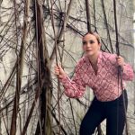 Emelda Rosemila Instagram - Rindu berlakon dalam citer2 horror but tak sure tahap ketahanan shooting sampai matahari terbit ada lagi ke tak? Hehe now shoot posing2 cantik je lah. 🤩 Sapa ngefan Kekasihku Seru?☺️ Macih @dinischatzmann melayan sisthur mu photoshoot😄