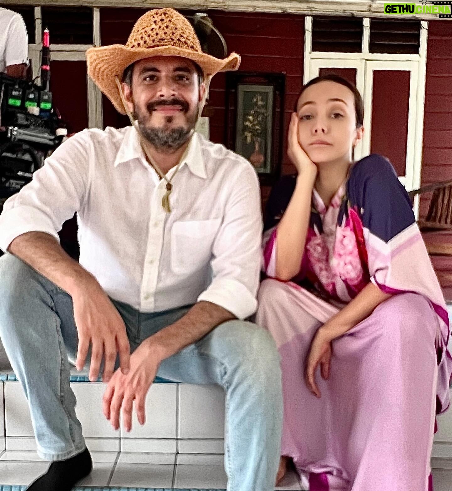 Emelda Rosemila Instagram - Dysfunctional Couple = Sewel Couple.š Shoot yg paling mencabar sekali dibulan ramadhon ini.š Mencabar tapi fun character. Che Midah & Azlan dalam KHUN-SA. @josiahhogan Directed by @budakijat Produced by @radiusone_official