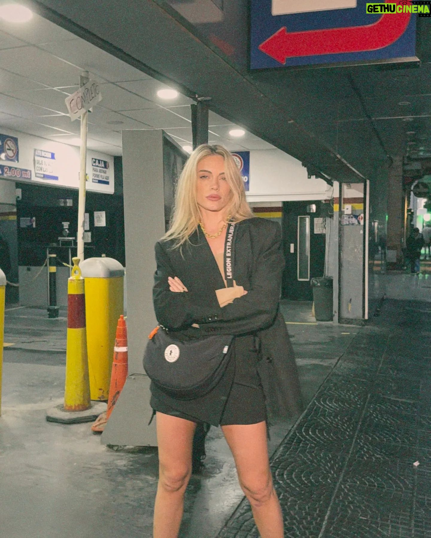 Emilia Attías Instagram - Refugiada de la lluvia @legionextranjera 🖤