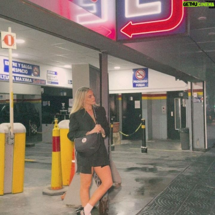 Emilia Attías Instagram - Refugiada de la lluvia @legionextranjera 🖤
