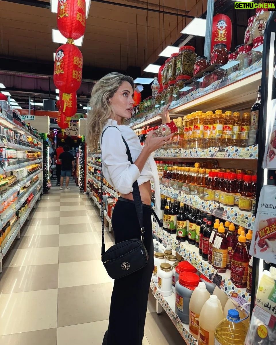 Emilia Attías Instagram - En el chino con @legionextranjera 😅❤️🥢🧃🥠🥡🍡⛩️