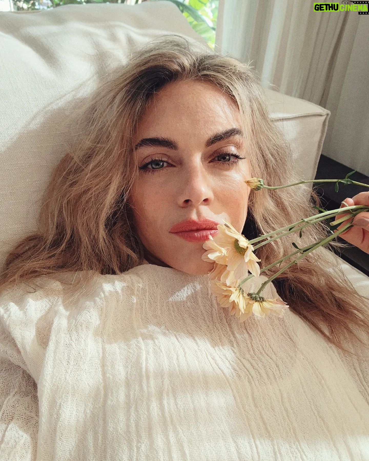 Emilia Attías Instagram - Dreamy Creamy thursday 🤎