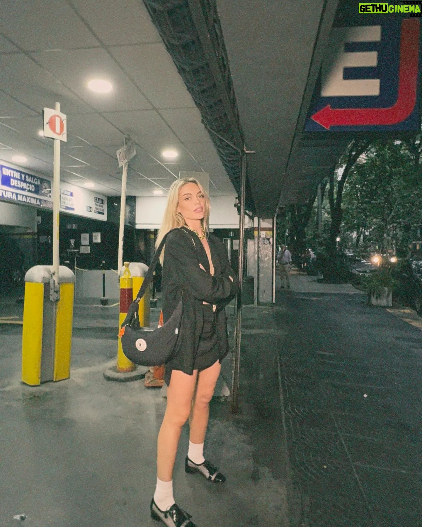 Emilia Attías Instagram - Refugiada de la lluvia @legionextranjera 🖤