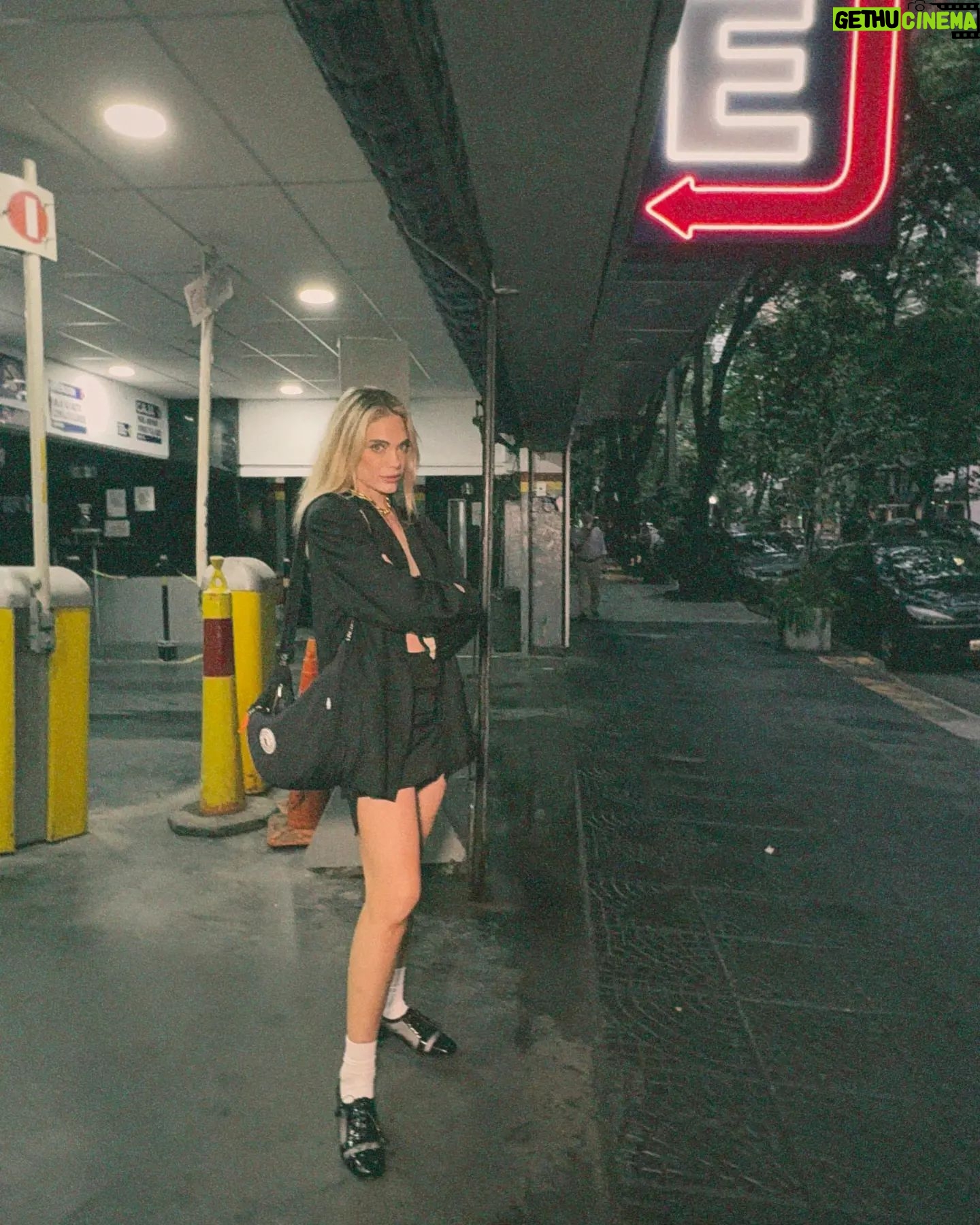 Emilia Attías Instagram - Refugiada de la lluvia @legionextranjera 🖤