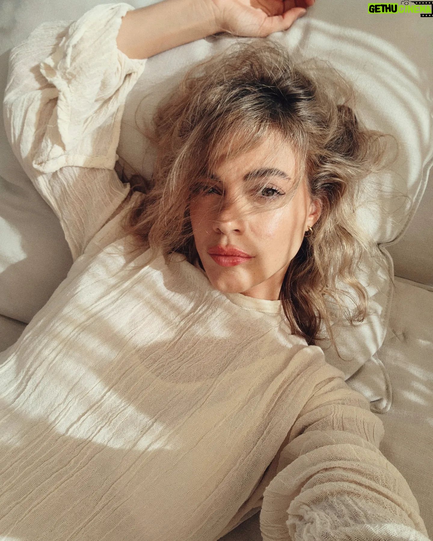 Emilia Attías Instagram - Dreamy Creamy thursday 🤎