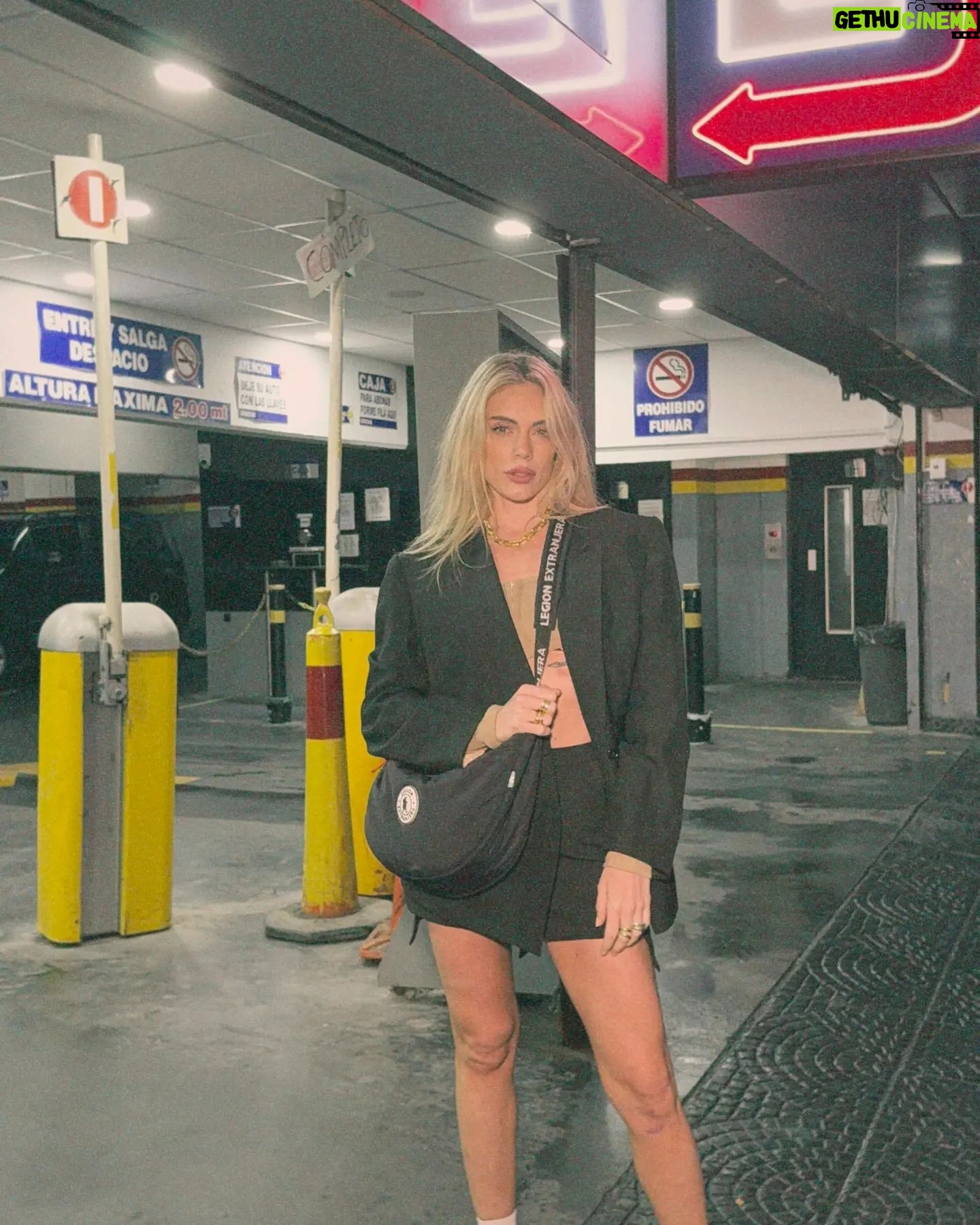 Emilia Attías Instagram - Refugiada de la lluvia @legionextranjera 🖤