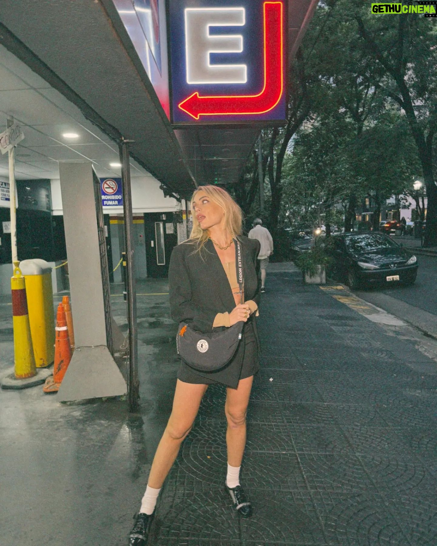 Emilia Attías Instagram - Refugiada de la lluvia @legionextranjera 🖤