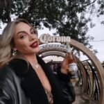 Emilia Attías Instagram - Disfrutando una vez más de los #coronasunsets 🤎🙌 Aire libre, buena música, coronas y amiguissss! Cuando el próximo?! @corona_argentina