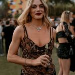 Emilia Attías Instagram - Disfrutando una vez más de los #coronasunsets 🤎🙌 Aire libre, buena música, coronas y amiguissss! Cuando el próximo?! @corona_argentina