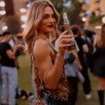 Emilia Attías Instagram - Disfrutando una vez más de los #coronasunsets 🤎🙌 Aire libre, buena música, coronas y amiguissss! Cuando el próximo?! @corona_argentina