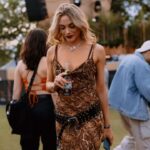 Emilia Attías Instagram - Disfrutando una vez más de los #coronasunsets 🤎🙌 Aire libre, buena música, coronas y amiguissss! Cuando el próximo?! @corona_argentina