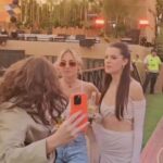 Emilia Attías Instagram - Disfrutando una vez más de los #coronasunsets 🤎🙌 Aire libre, buena música, coronas y amiguissss! Cuando el próximo?! @corona_argentina