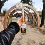 Emilia Attías Instagram - Disfrutando una vez más de los #coronasunsets 🤎🙌 Aire libre, buena música, coronas y amiguissss! Cuando el próximo?! @corona_argentina