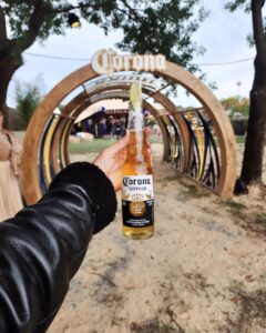 Emilia Attías Instagram - Disfrutando una vez más de los #coronasunsets 🤎🙌 Aire libre, buena música, coronas y amiguissss! Cuando el próximo?! @corona_argentina